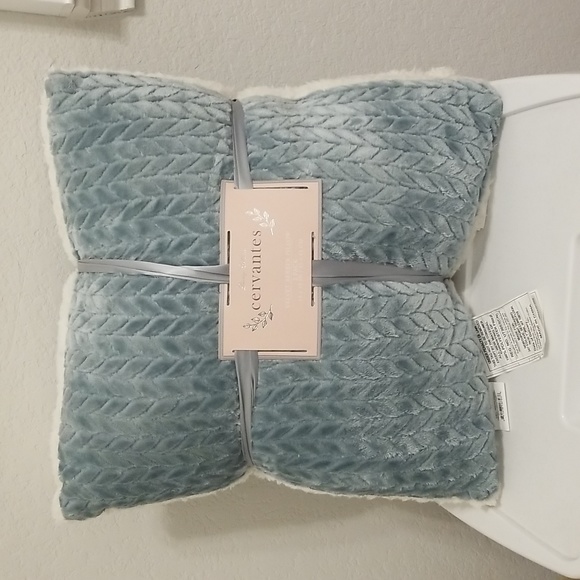 Cervantes Other - BRAND NEW velvet berber accent pillows!